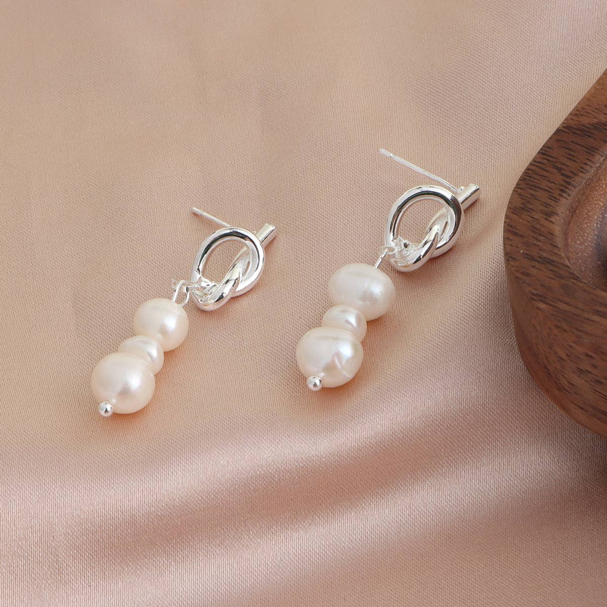 Light luxury freshwater Baroque pearl earrings