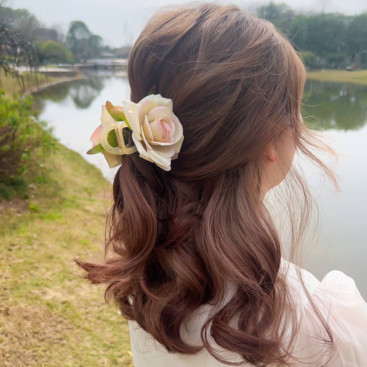Dopamine-colored plastic rose hair clips