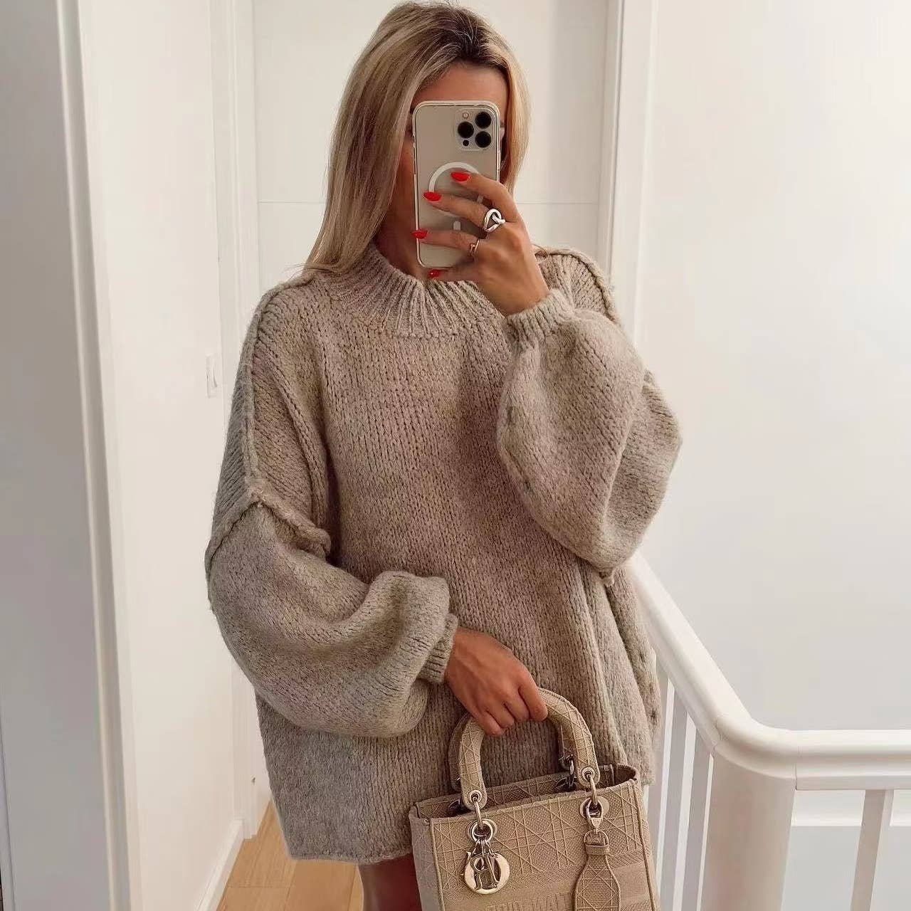 Simple and thin round-neck knitted sweater