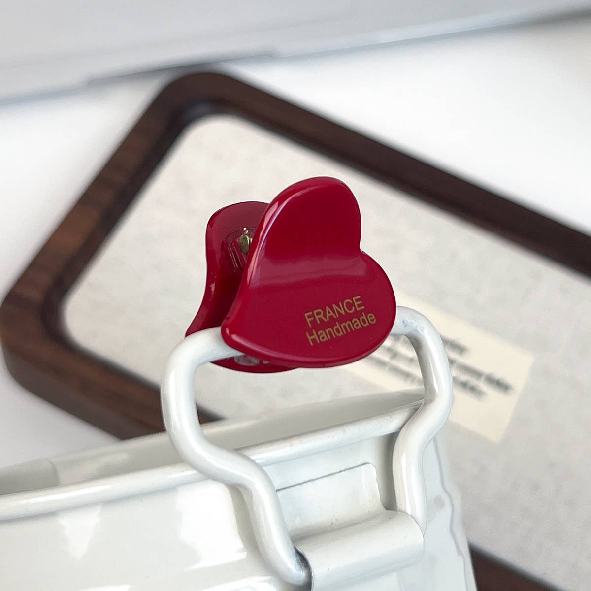 Gold-labeled solid acetic acid plate gripper