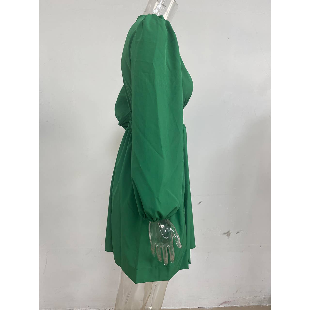 Solid-color deep V-shaped cinched waist dress