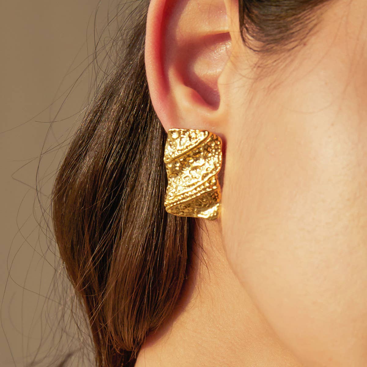 GOLD HAMMERED IRREGULAR EARRINGS_CWAHA0897
