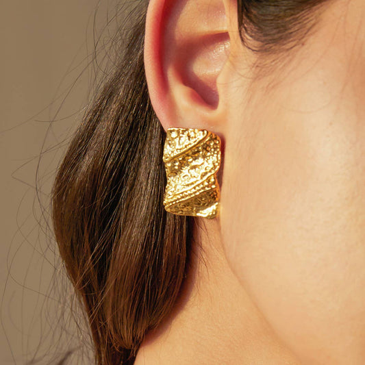 GOLD HAMMERED IRREGULAR EARRINGS_CWAHA0897