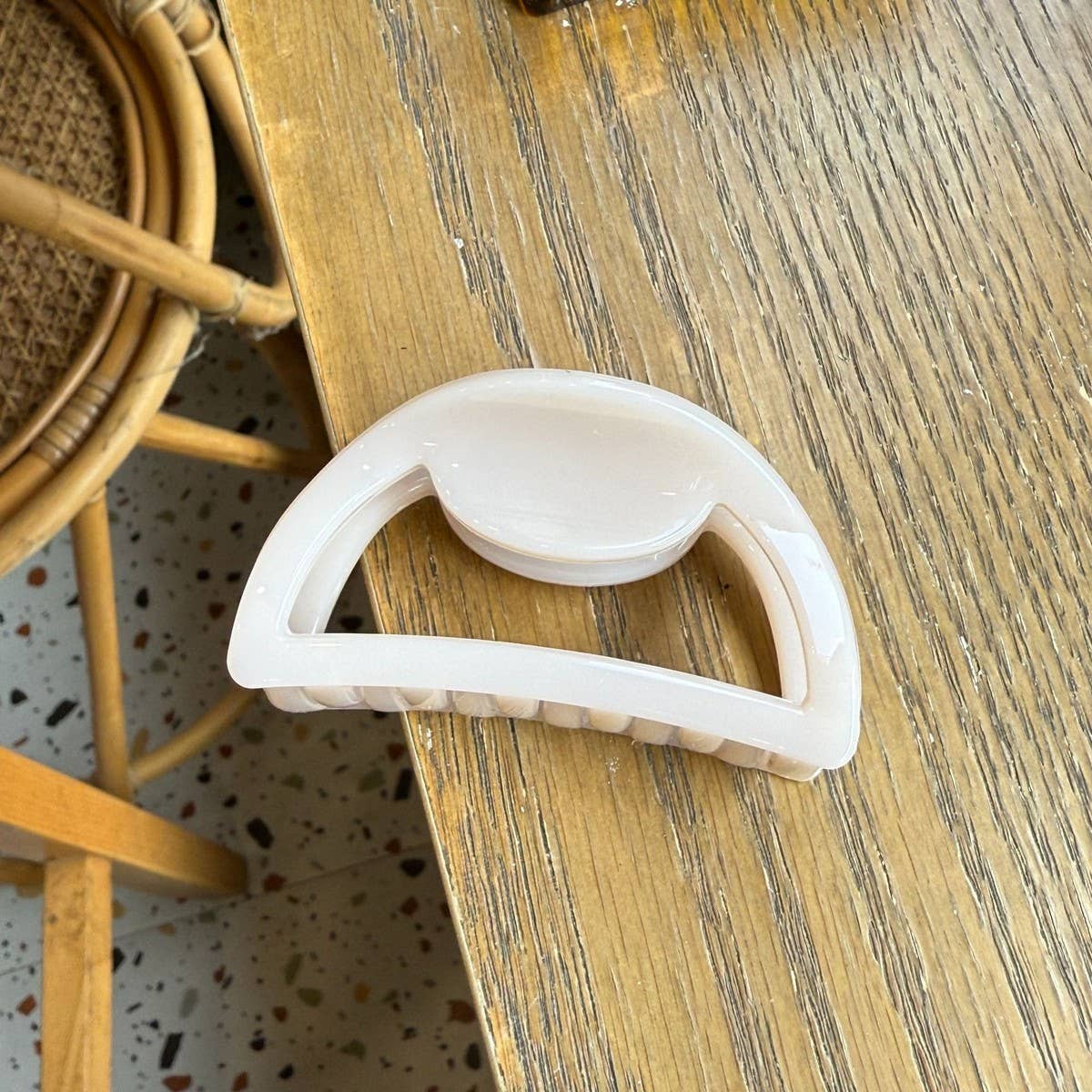 CWAHA4553_BUTTERFLY BUCKLE 7CM HOLLOW SEMICIRCLE HAIRPIN