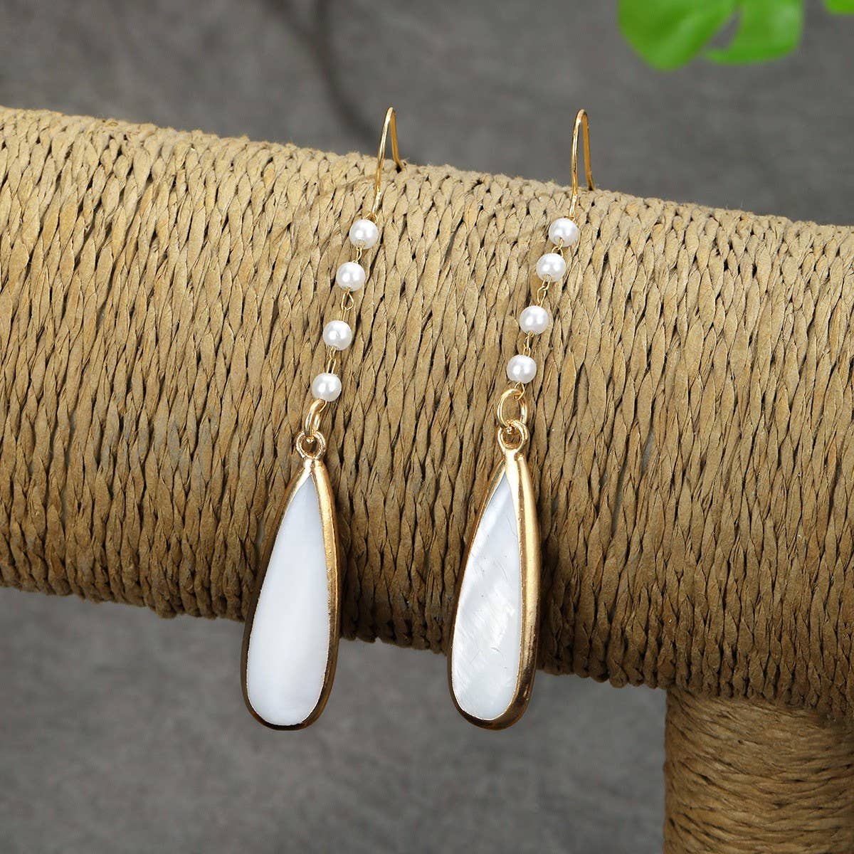 FASHIONABLE TEARDROP-SHAPED SHELL METAL EARRINGS