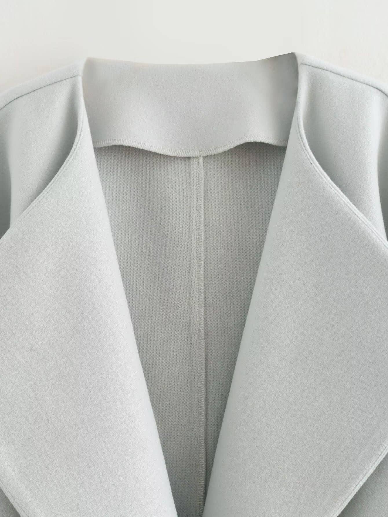 SIMPLE BLAZER WITH LARGE LAPELS AND NO BUTTONS