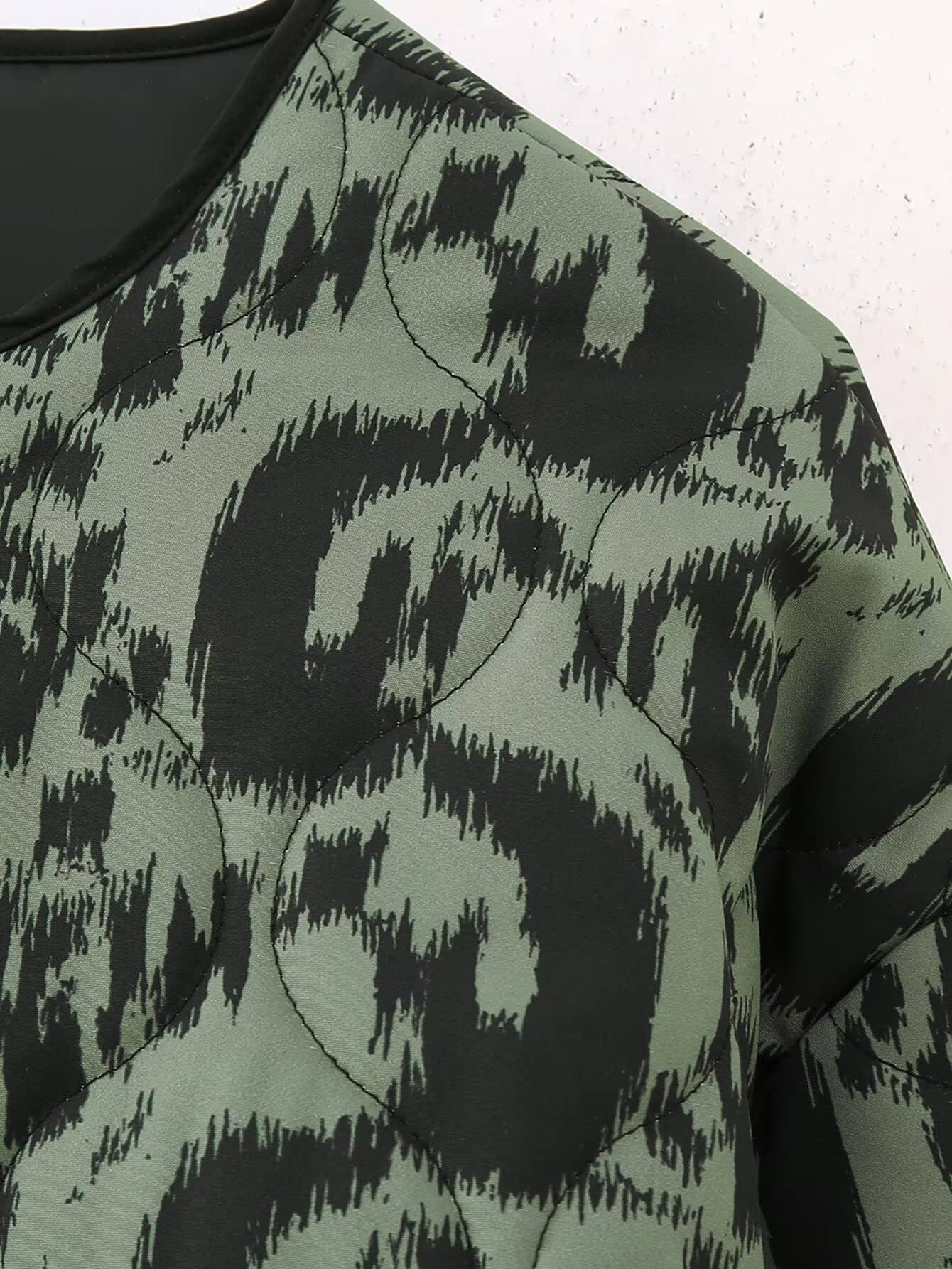 ANIMAL PRINT COAT WITH NOCOLLAR AND HIDDEN BUTTONS