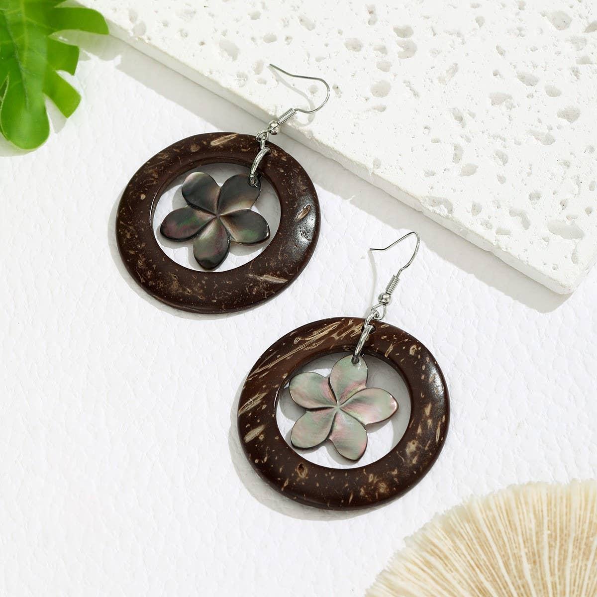 SIMPLE AND FASHIONABLE HOLLOW BLACK SHELL EARRINGS