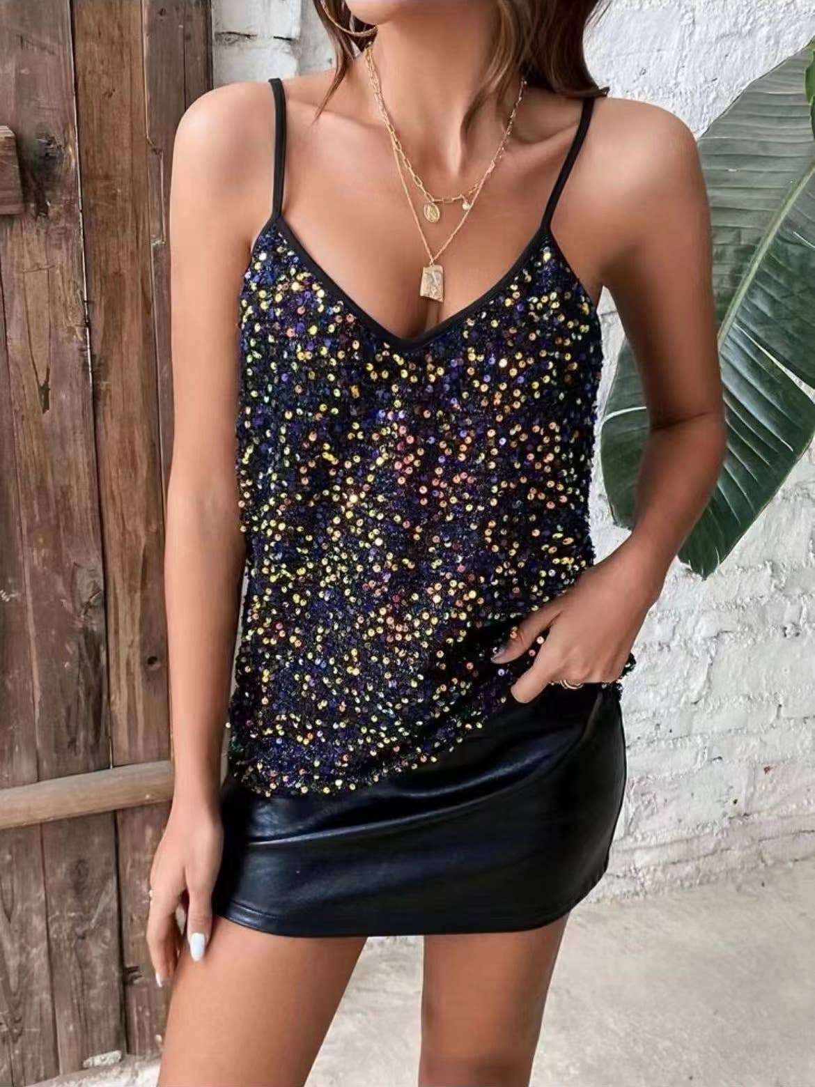 V-neck glitter with a tank blouse