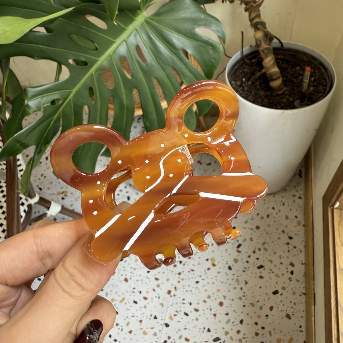 CWAHA4443_SIMPLE AND STYLISH AUSPICIOUS KNOT SHARK CLIP