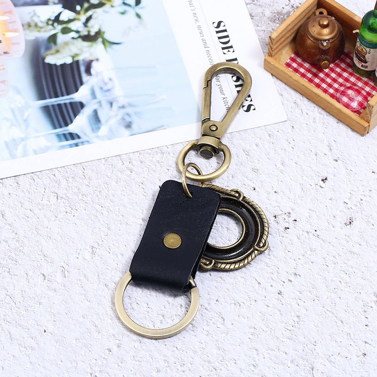 NEW ALLOY BRONZE PENDANT RETRO COWHIDE KEYCHAIN