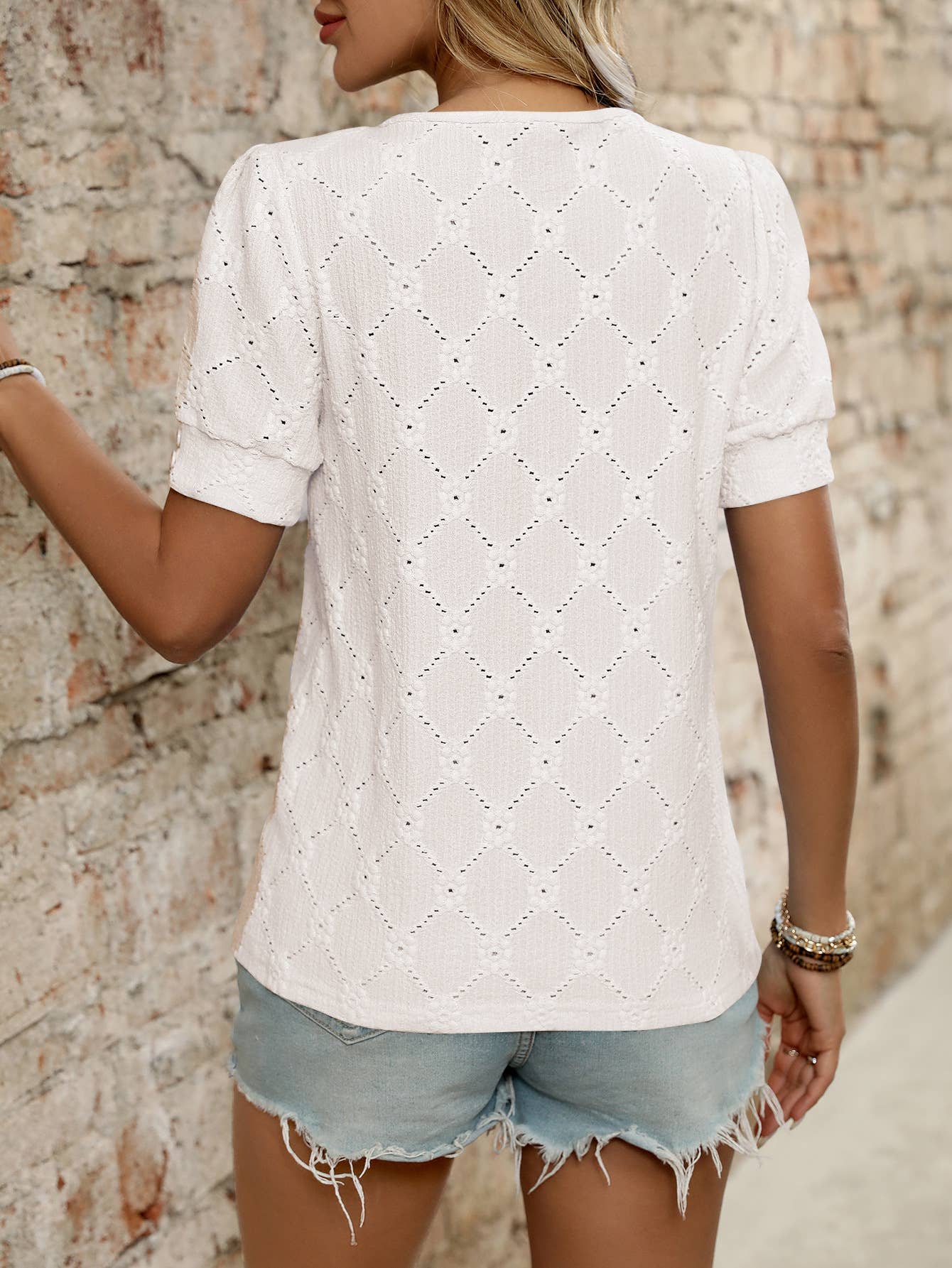 Solid color round neck cut-out button T-shirt