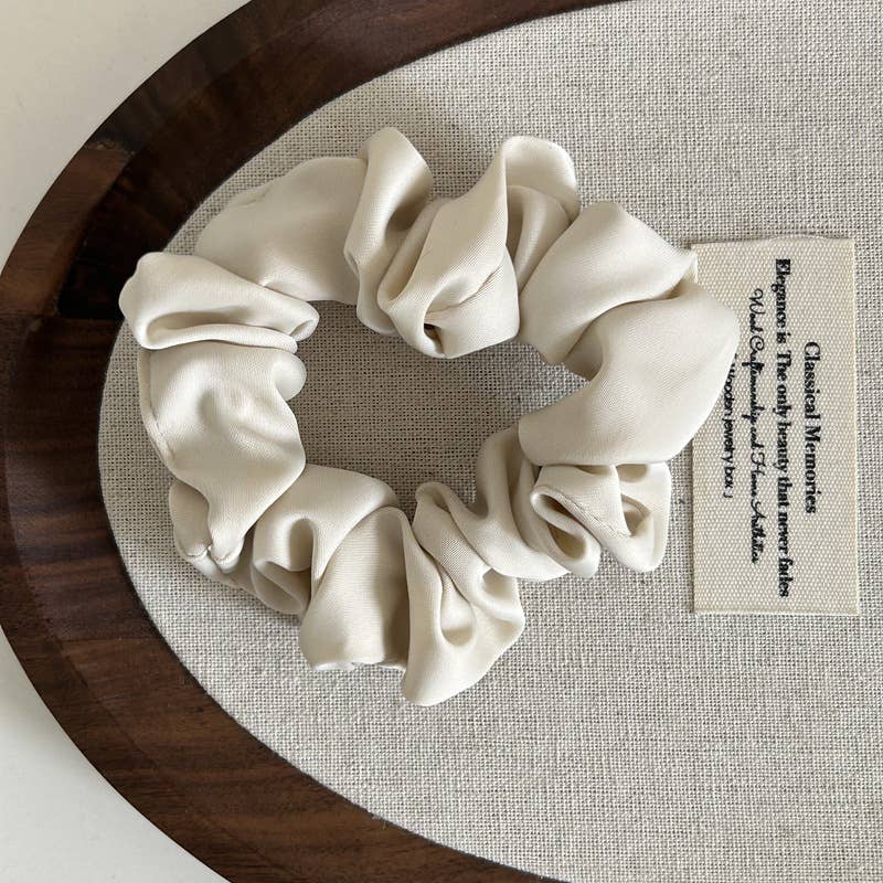 A simple and versatile satin style hairband