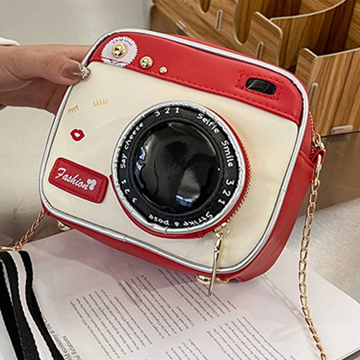 CAMERA-SHAPED SHOULDER BAG_CWAB1001