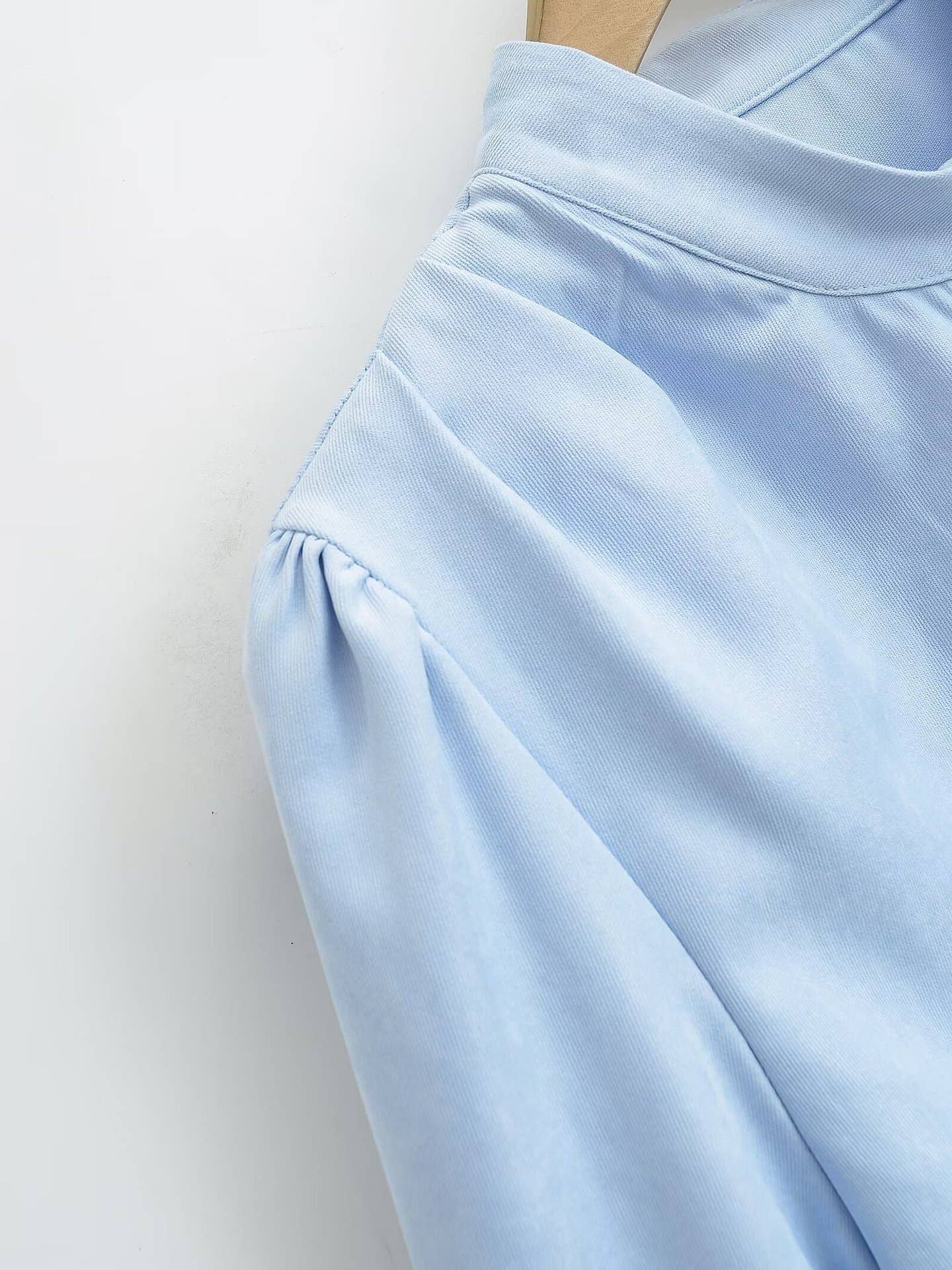 Stand-up collar and straight shoulders shirt