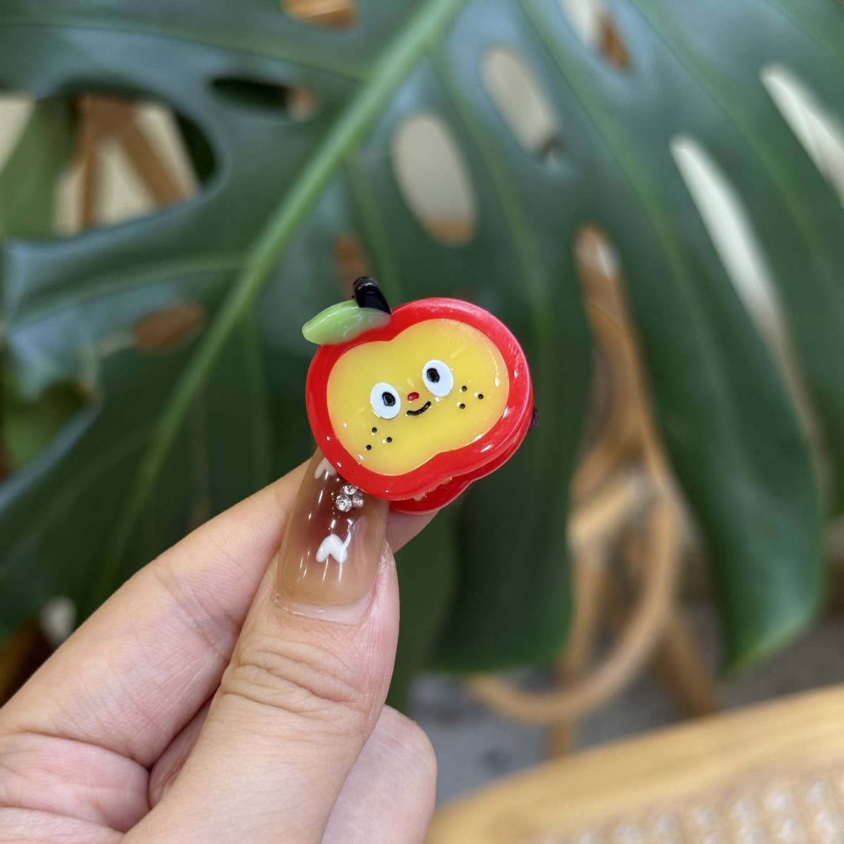 CWAHA4504_DOPAMINE HAIR CLIPPER APPLE HAIR CLIP