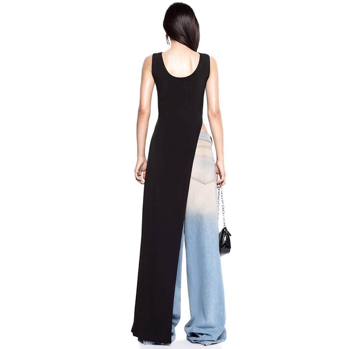 Figure-hugging slit dress with a sense of design