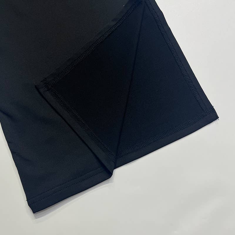 Figure-hugging slit dress with a sense of design