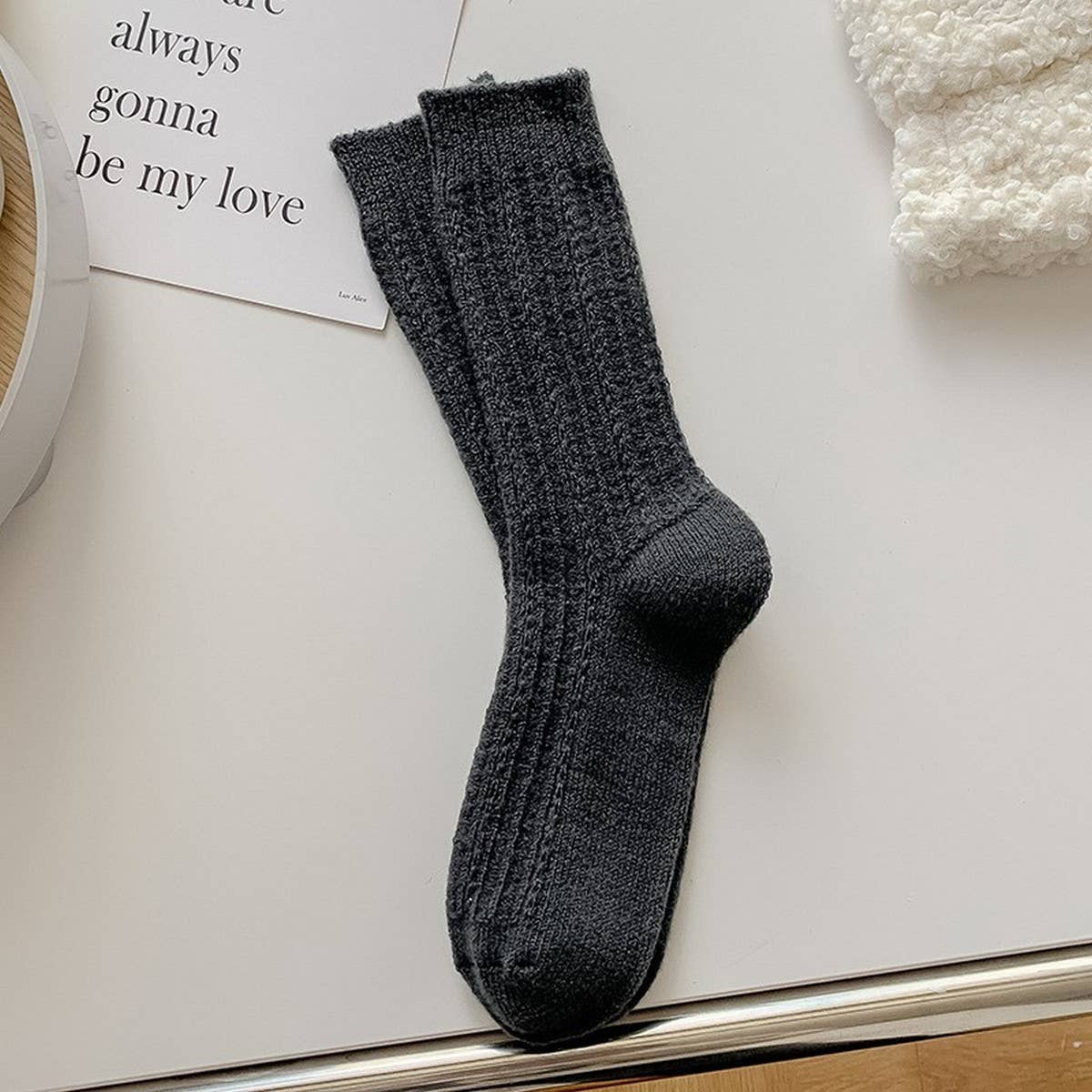 SIMPLE AND VERSATILE FASHIONABLE MID-CALF SOCKS
