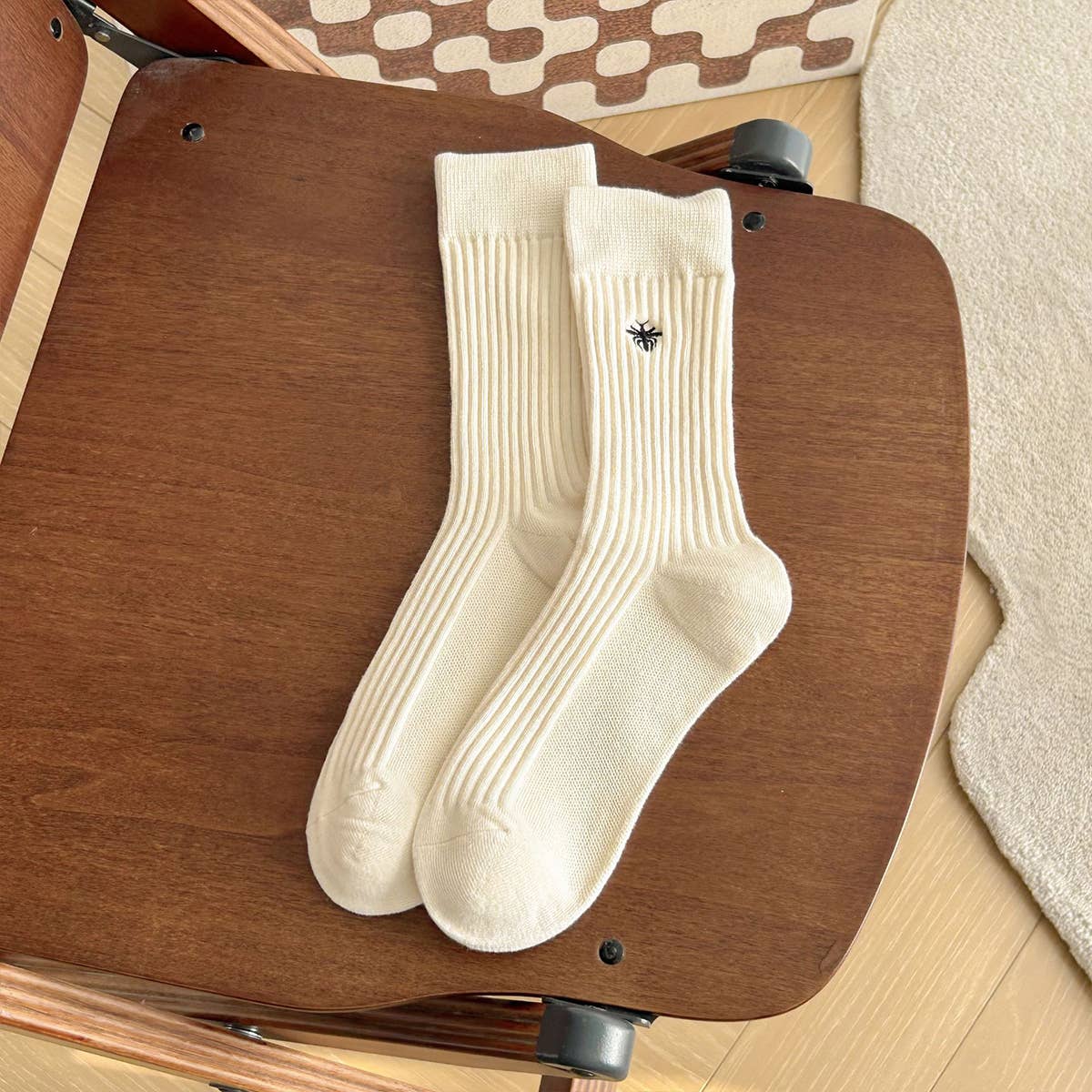 EMBROIDERY BEE SOLID COLOR MATCHING MIDTUBE SOCKS