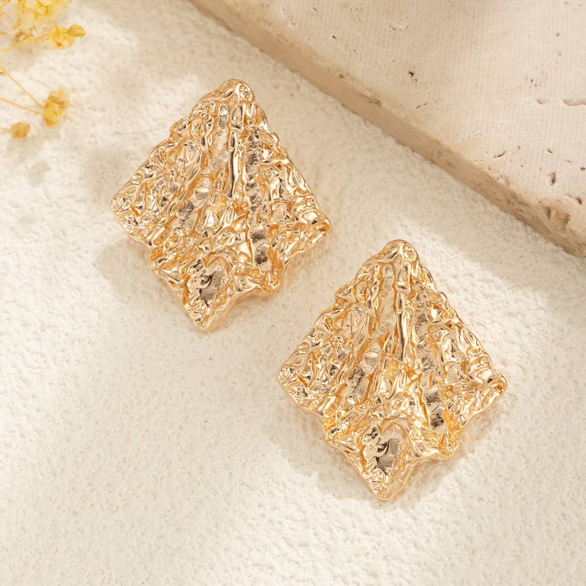 EXAGGERATED FOLDS HIGH-GRADE IRREGULAR BRACELET_CWMM3125