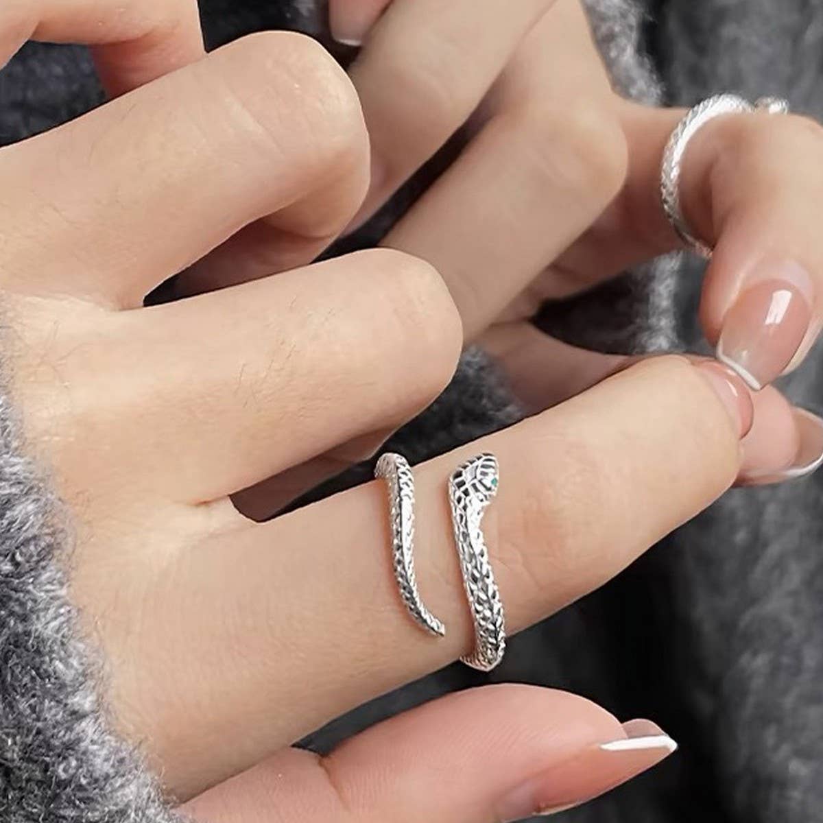 CWAJE4974_EXQUISITE LITTLE SNAKE PERSONALITY OPEN RING