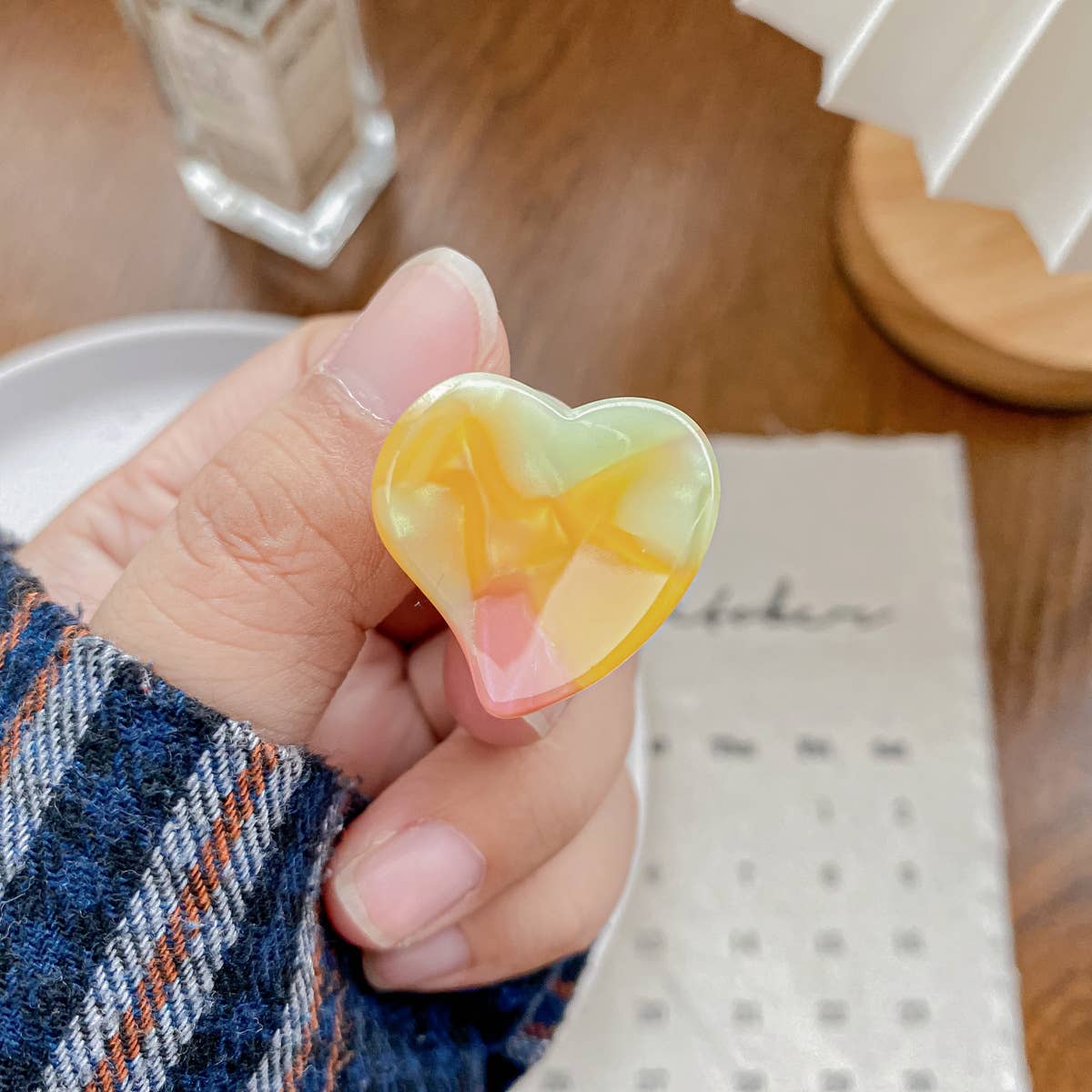 Cute acetic acid heart-shaped small clipper