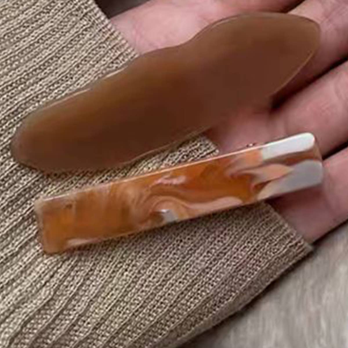 TEMPERAMENT AMBER DUCK BEAK BANGS CLIP HAIRPIN