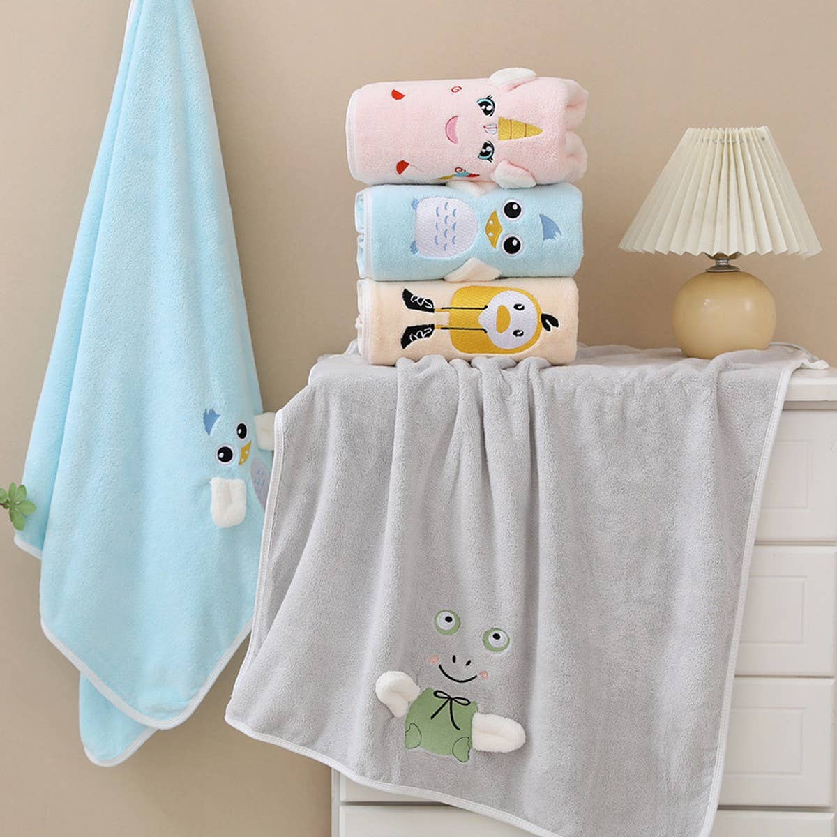 ANIMAL KINGDOM EMBROIDERED CORAL FLEECE TOWEL_CWMM2323