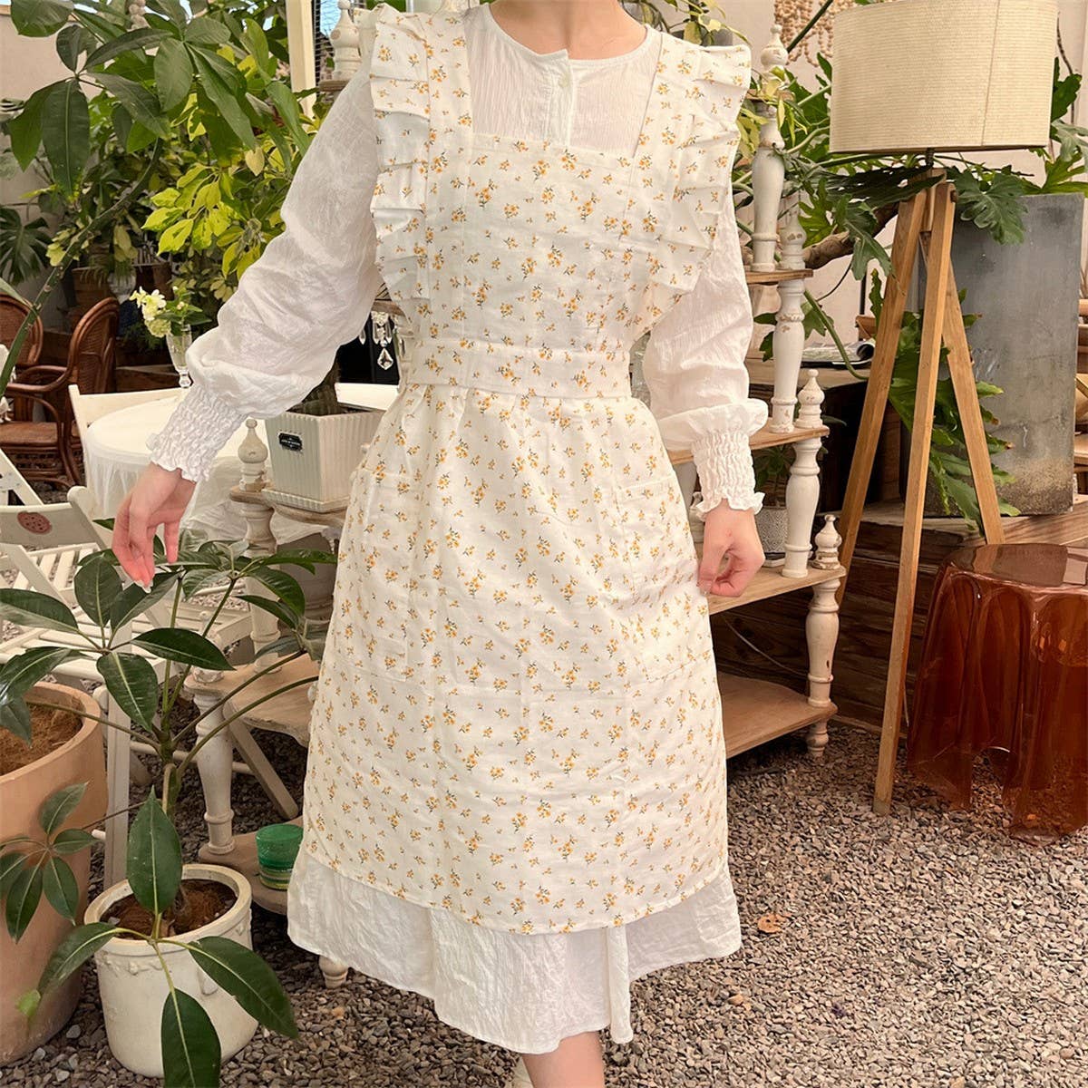 LINES,COTTON AND LINEN PRINTED RUFFLED FLORAL APRON