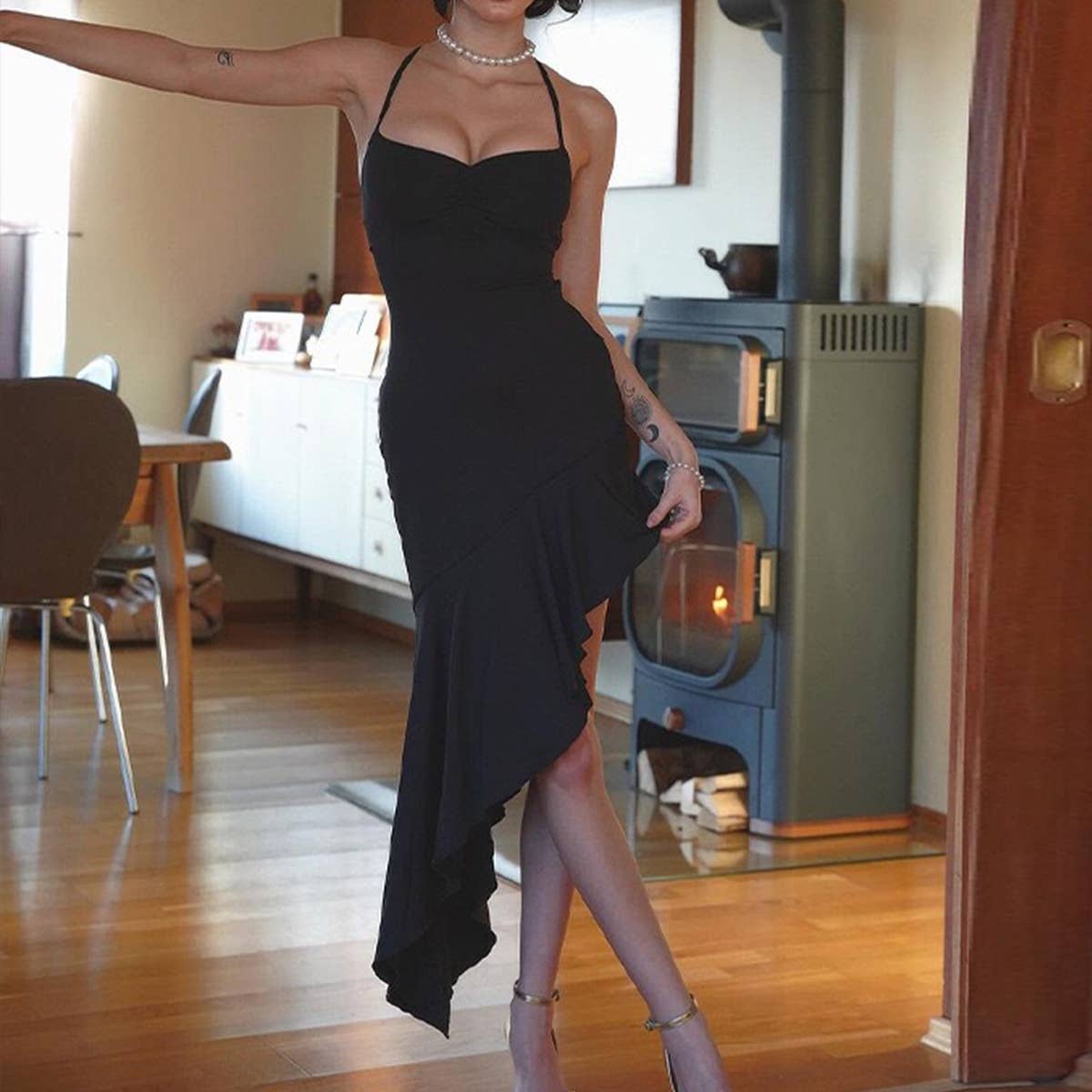 Figure-hugging, pure and body-hugging dress