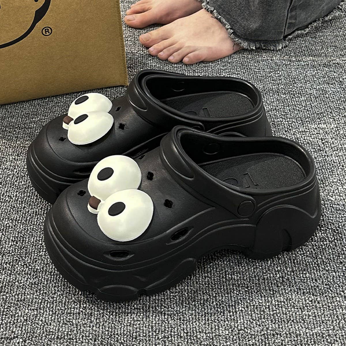 CASUAL CARTOON BIG EYES NEW HOLE SANDALS_CWSHS0817