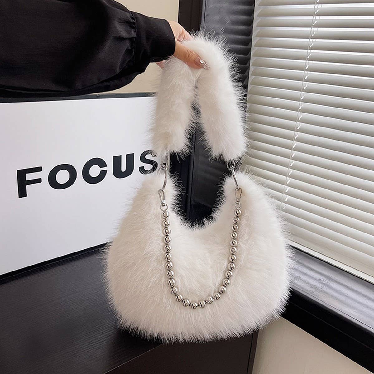 WINTER IMITATION FOX FUR PEARL CHAIN PLUSH BAG_CWAB3962