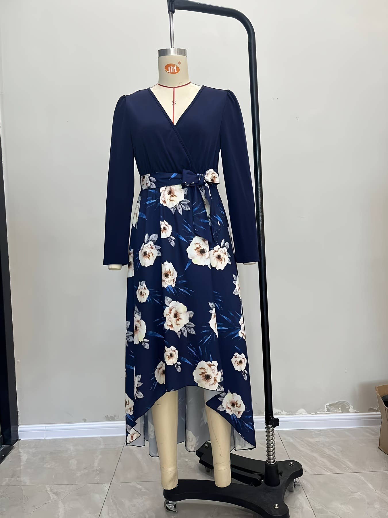 Irregular knitted dress with belt and crew neck