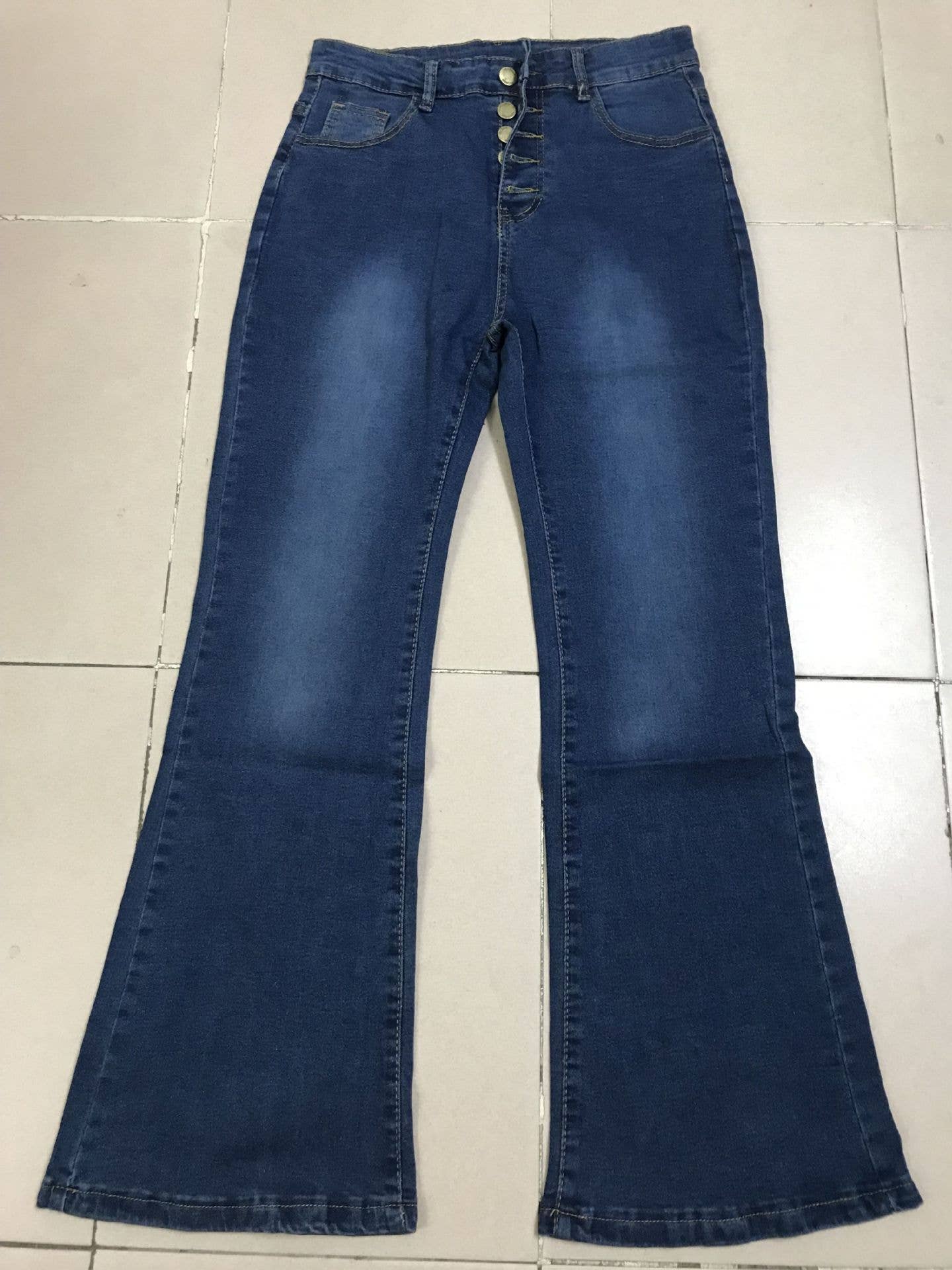 Fitting high-waisted,curvaceous flared jeans