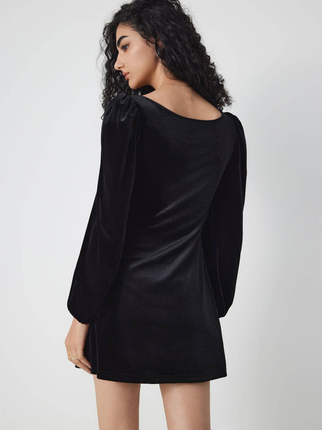 VELVET DRESS WITH A SQUARE NECK AND LONG SLEEVES