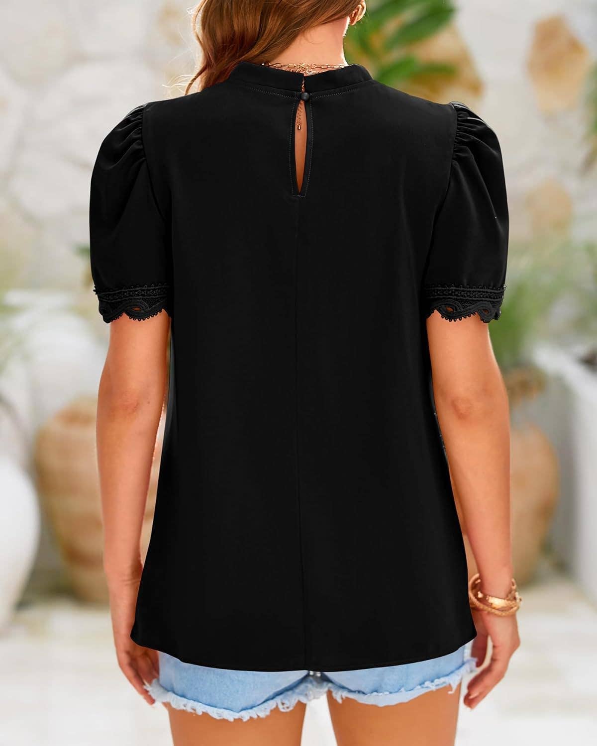 Semi-high-neck lace-trimmed short-sleeved shirt