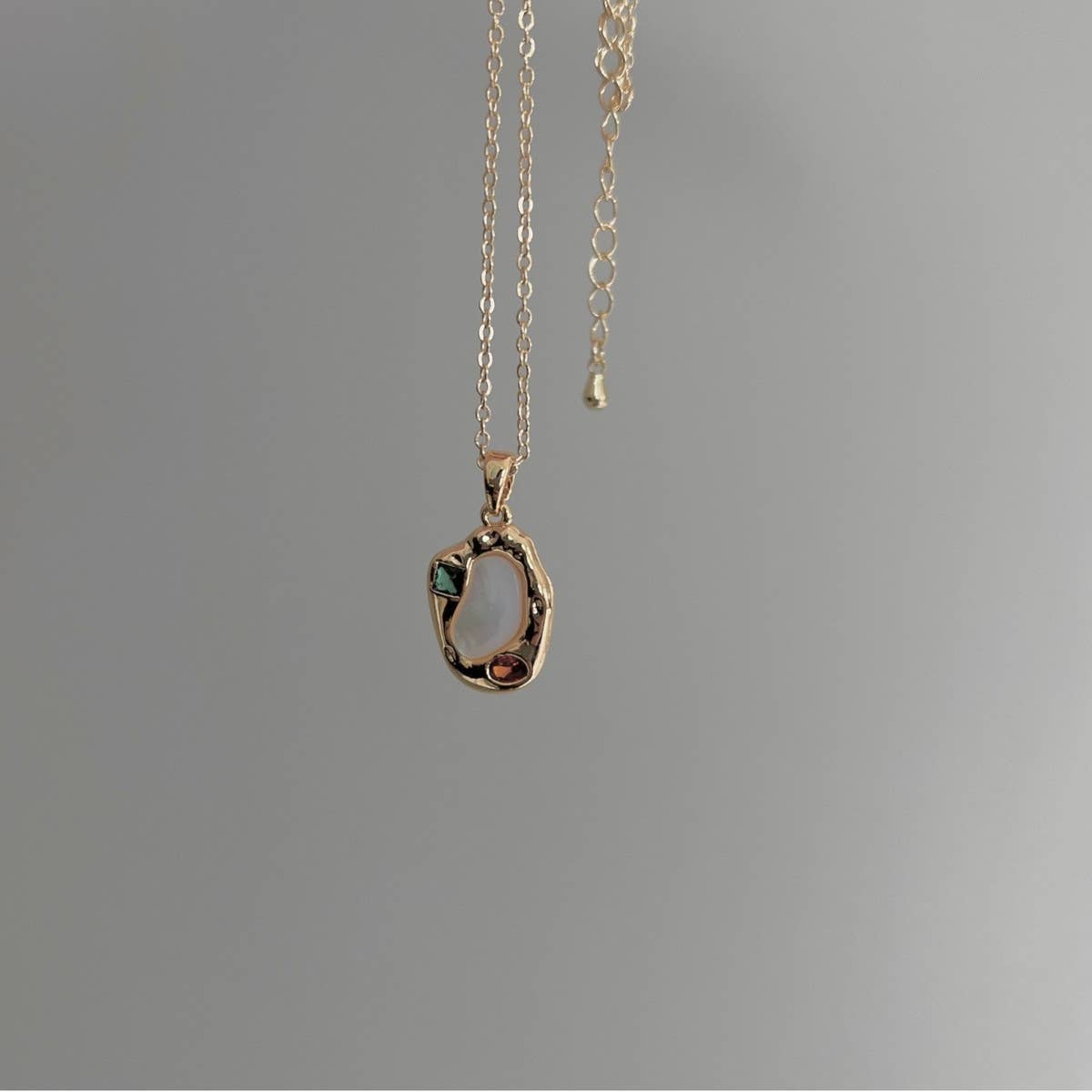 IRREGULAR GEOMETRIC SHELL PENDANT NECKLACE