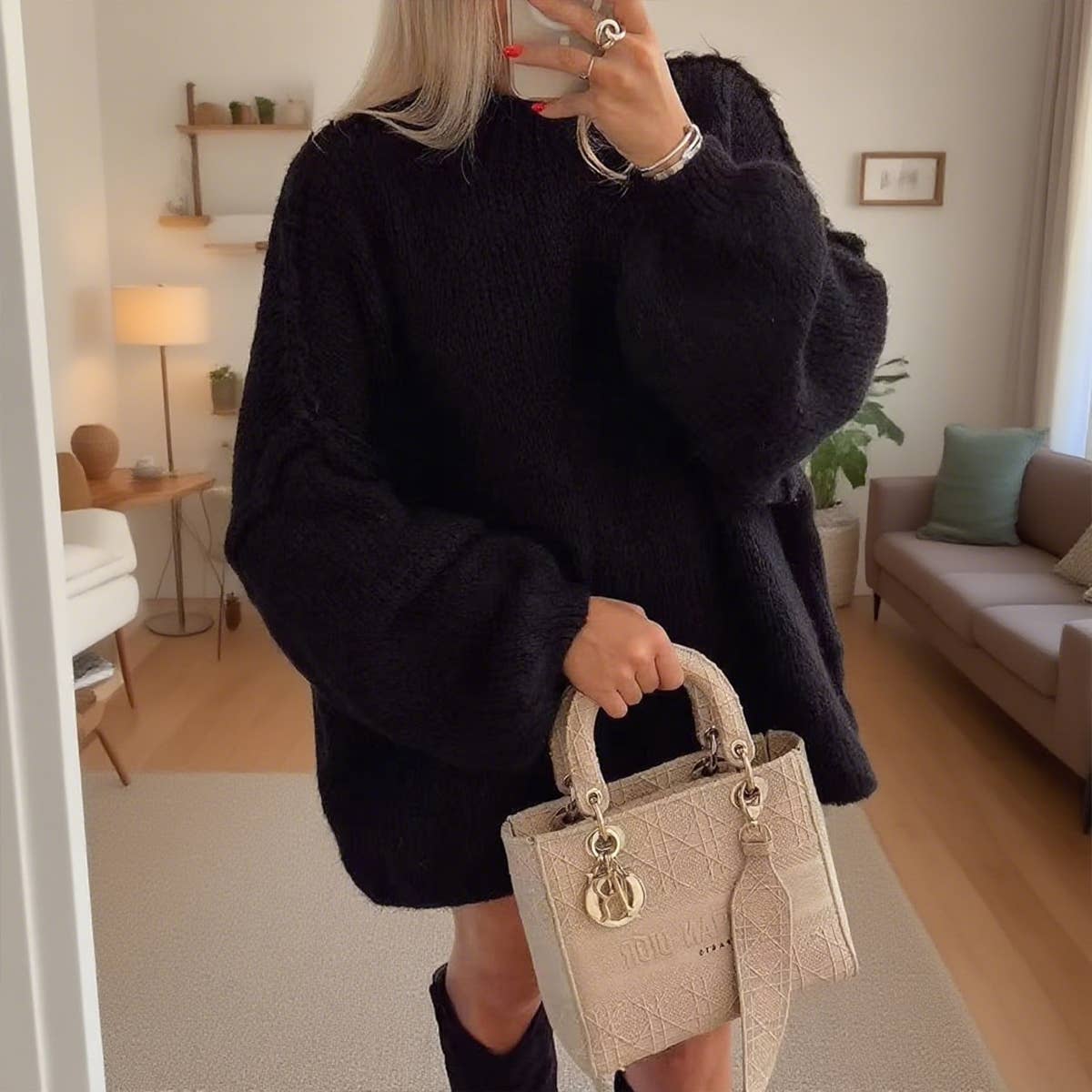 Simple and thin round-neck knitted sweater