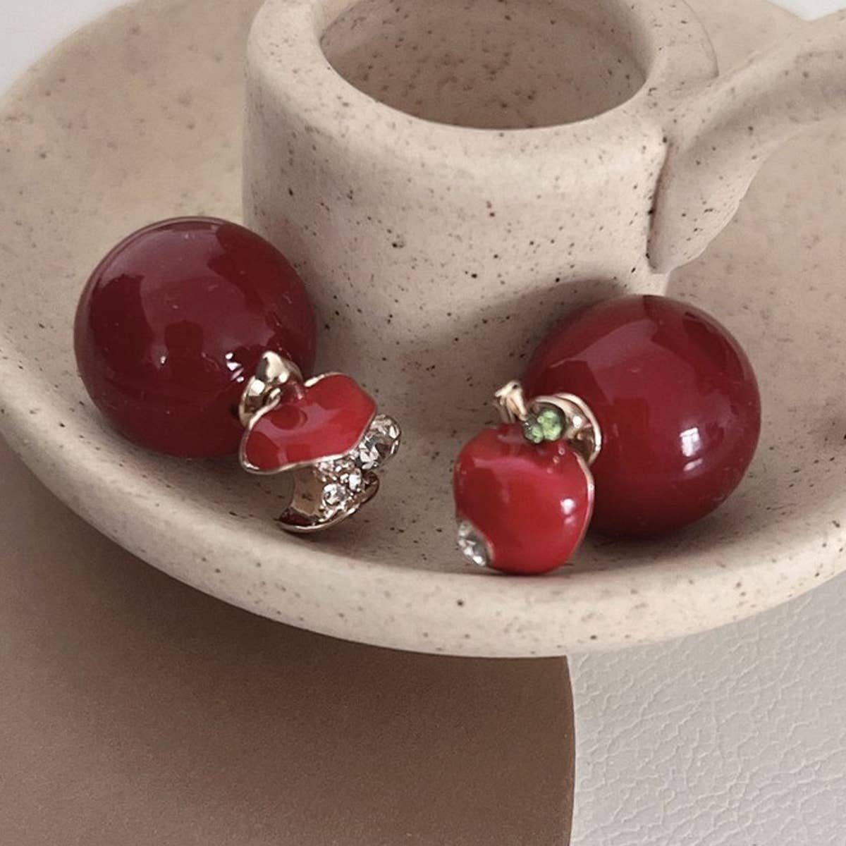 RETRO RED SMALL APPLE EARRINGS_CWAJE1309