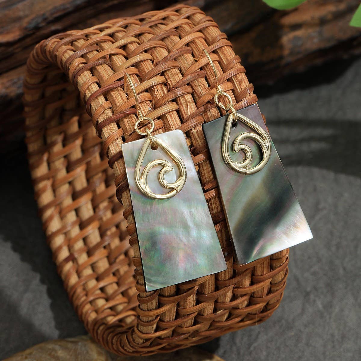 FASHIONABLE BLACK SHELL TRAPEZOID EARRINGS_CWMM4269