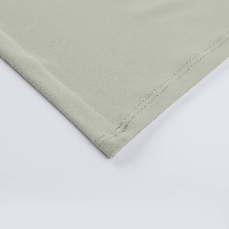 Solid-color sleeveless halter dress covers hips