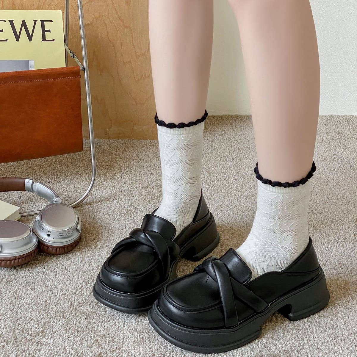 SIMPLE AND FRESH BLACK AND WHITE SOCKS FOR WOMEN