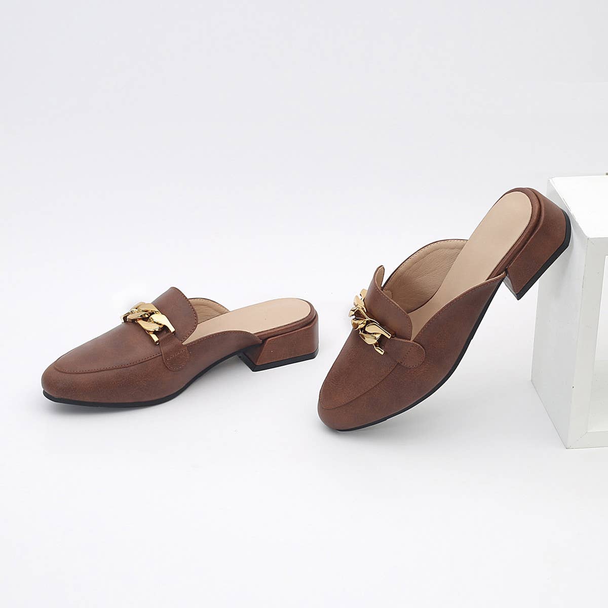 VERSATILE ROUND TOE PLUS SIZE MULES