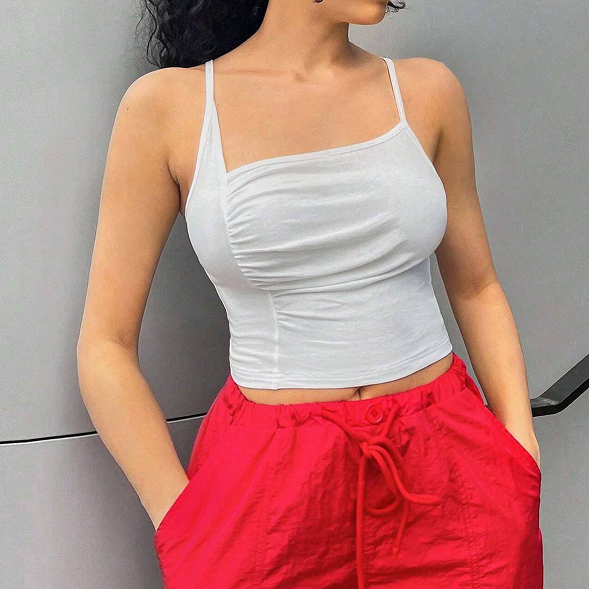 Slim-fitting,fashionable sleeveless halter top