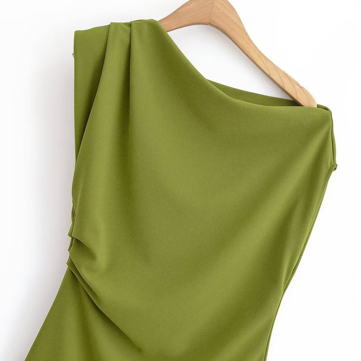 Off-the-shoulder houlder pads short dress