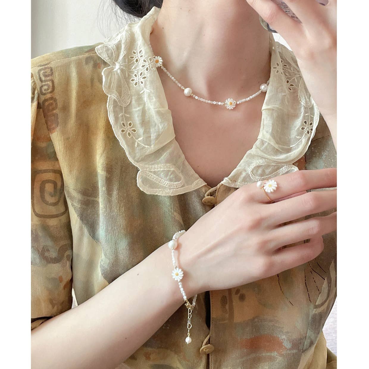 Exquisite fresh shell Daisy small flower necklace