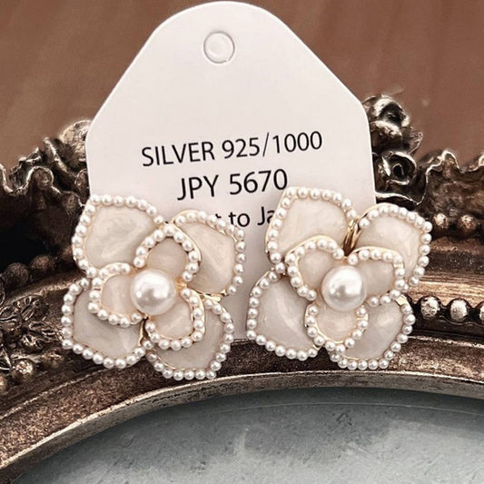 VINTAGE STYLE PEARL WHITE FLOWER STUD EARRINGS
