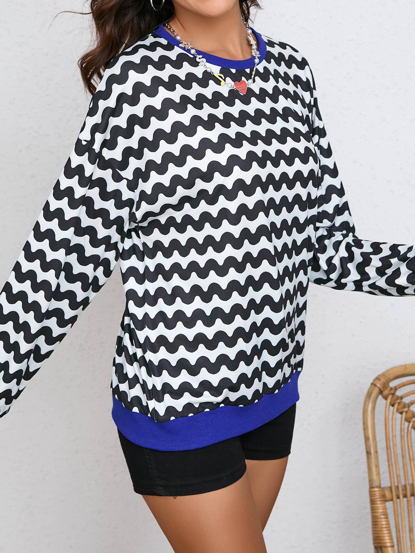 Wavy color-blocked long-sleeved sweatshirt