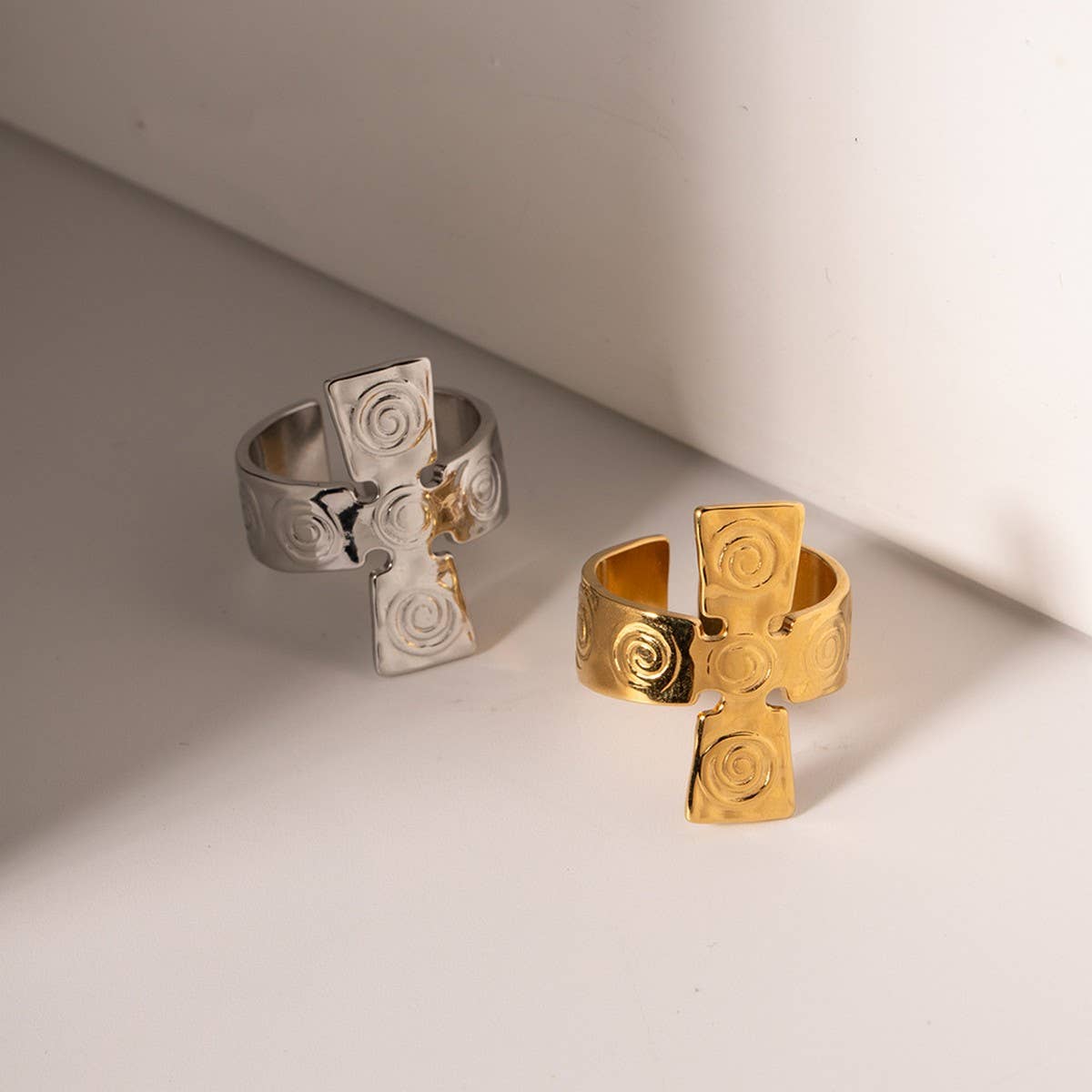 STAINLESS STEEL GOLD CROSS OPEN RING_CWAJE1227